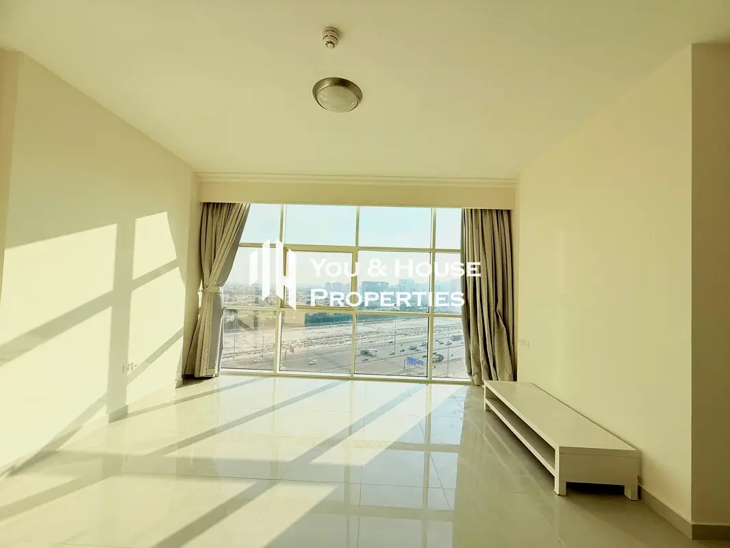 High-Rise Bright Studio / Reef Residence — image 1 of 5